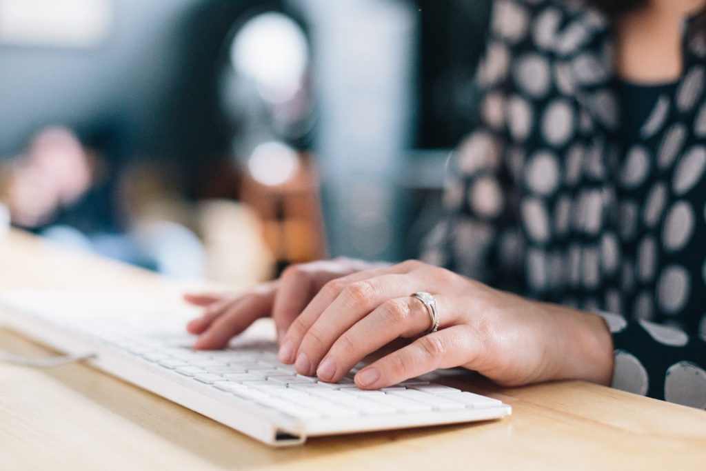 Frau tippt auf Keyboard