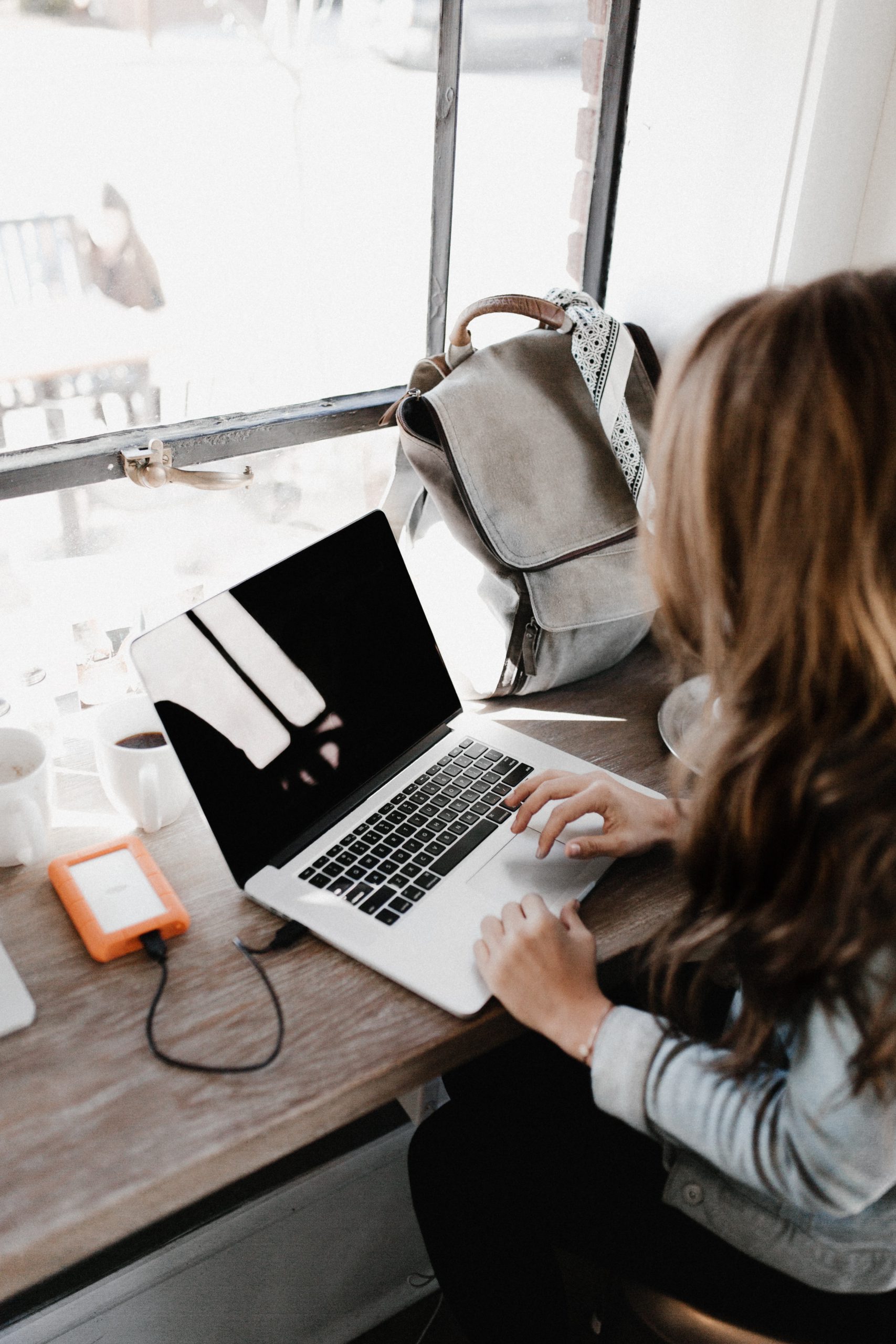 Frau arbeitet auf Laptop