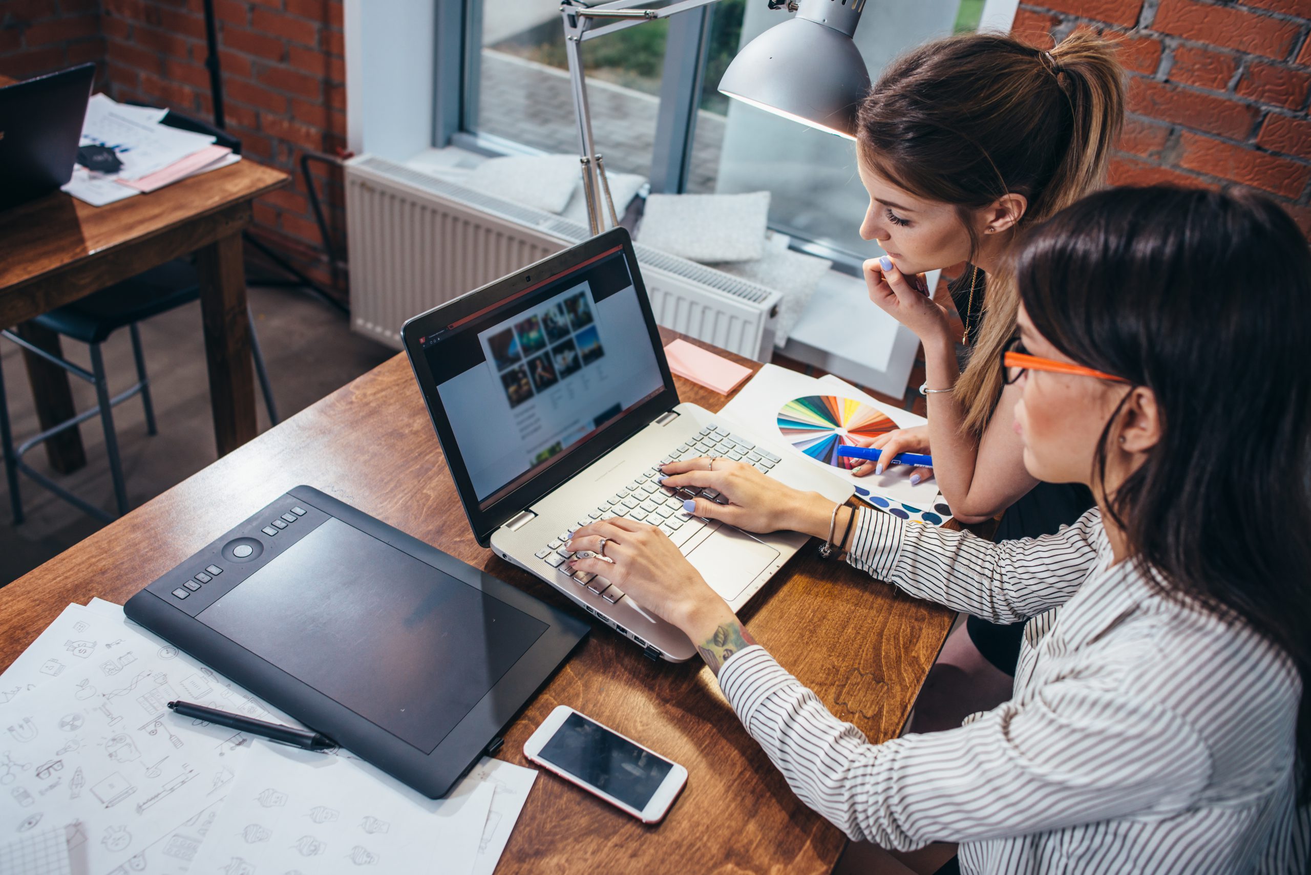 Zwei Frauen erstellen eine Website am Computer