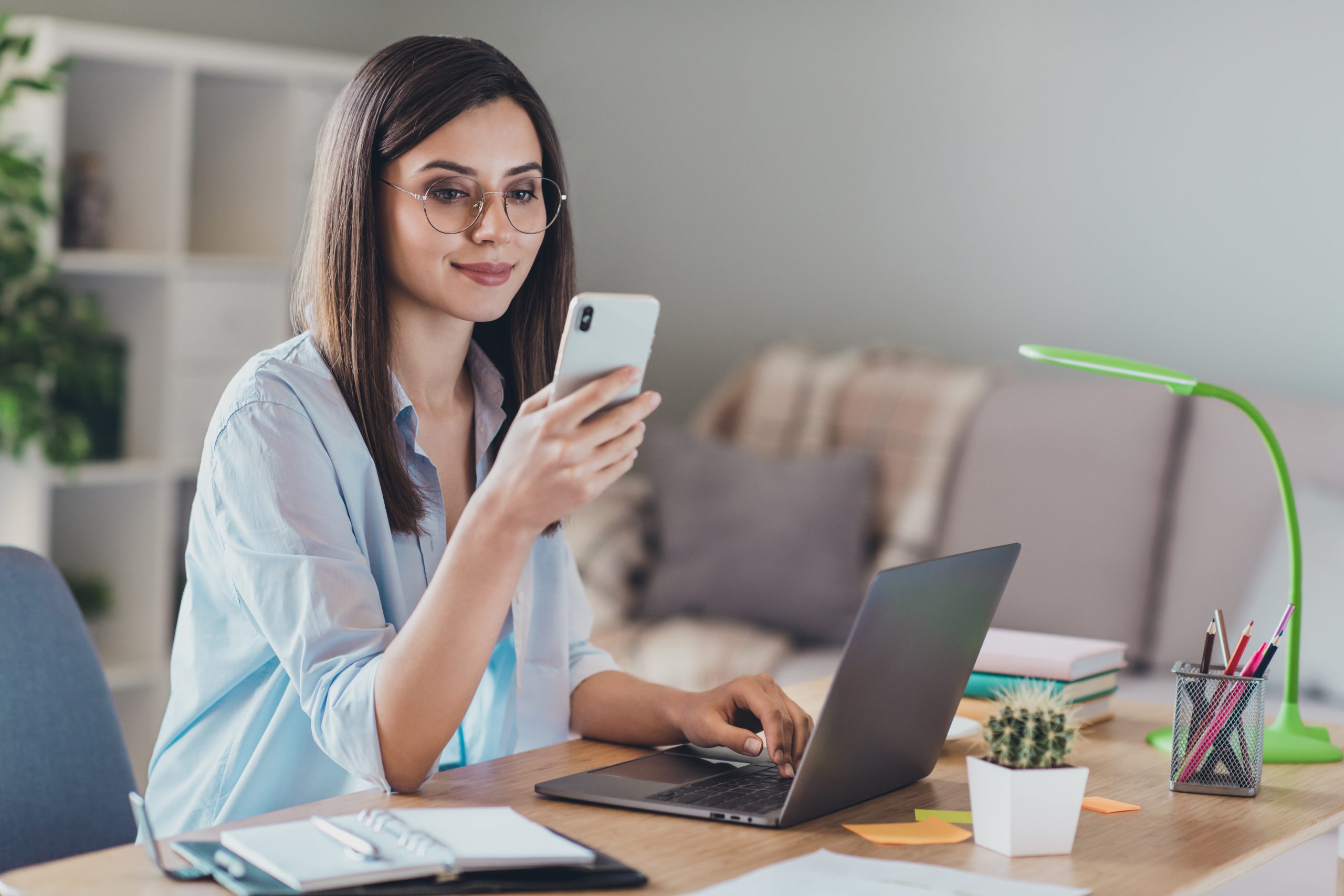 Frau sieht auf ihr Handy