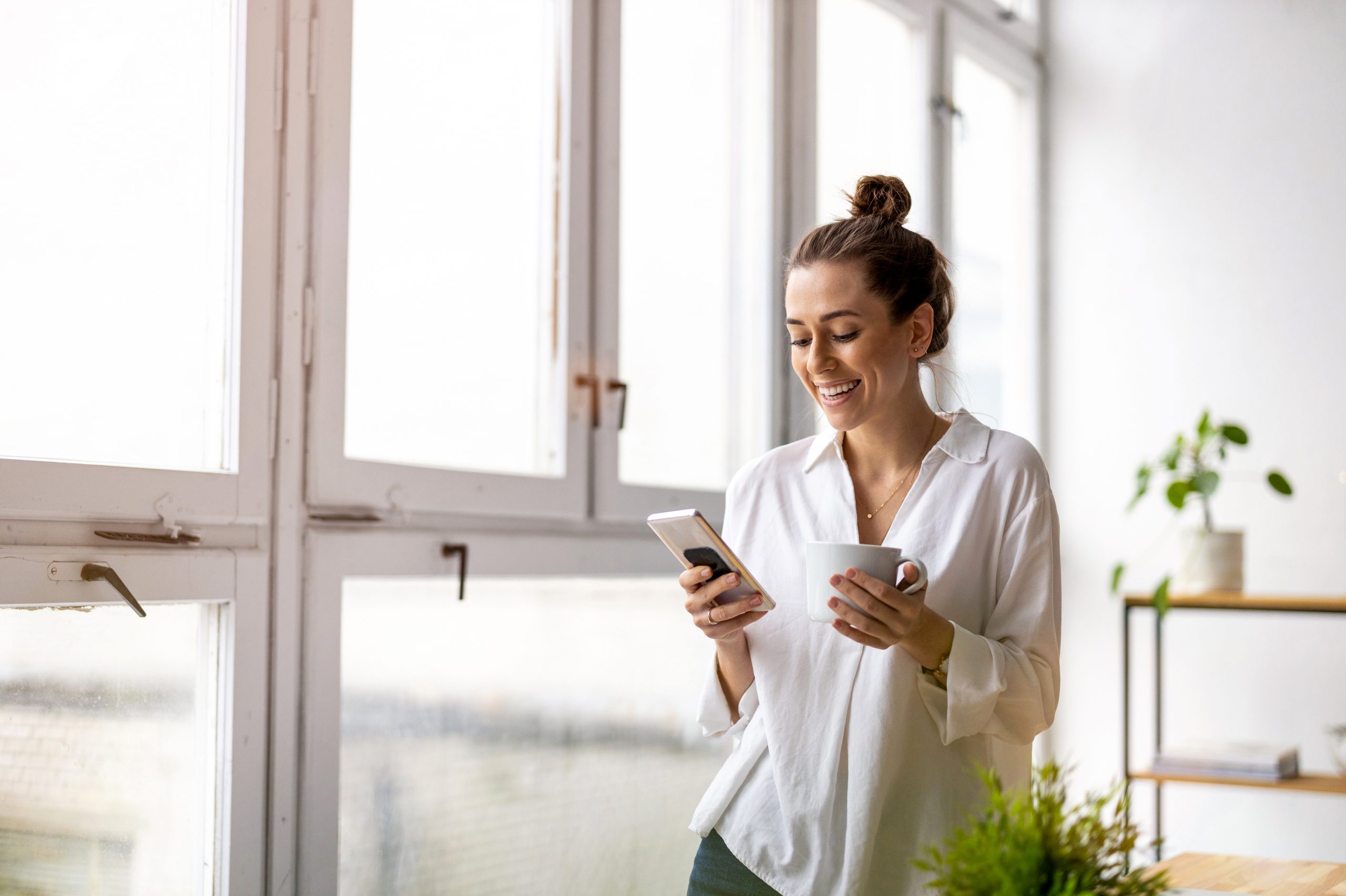 Frau schaut auf Handy