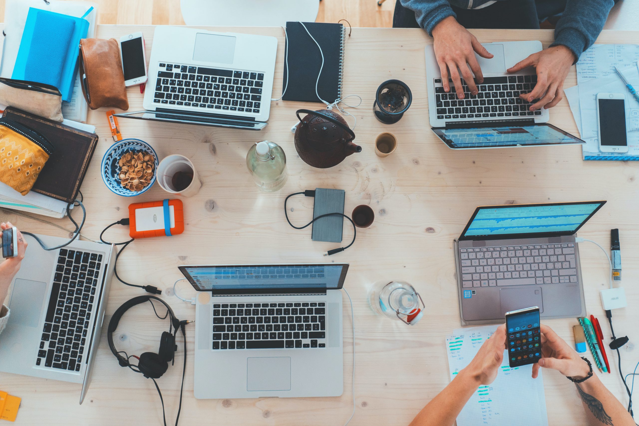 Viele Menschen an Laptops