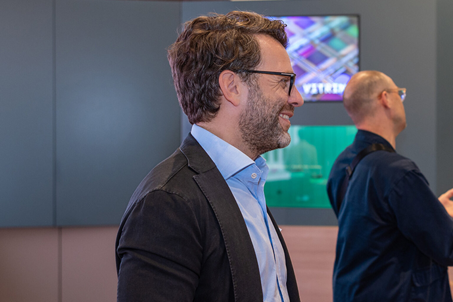 Markus Graf spricht zu den Teilnehmerinnen und Teilnehmern des Netzwerktreffens