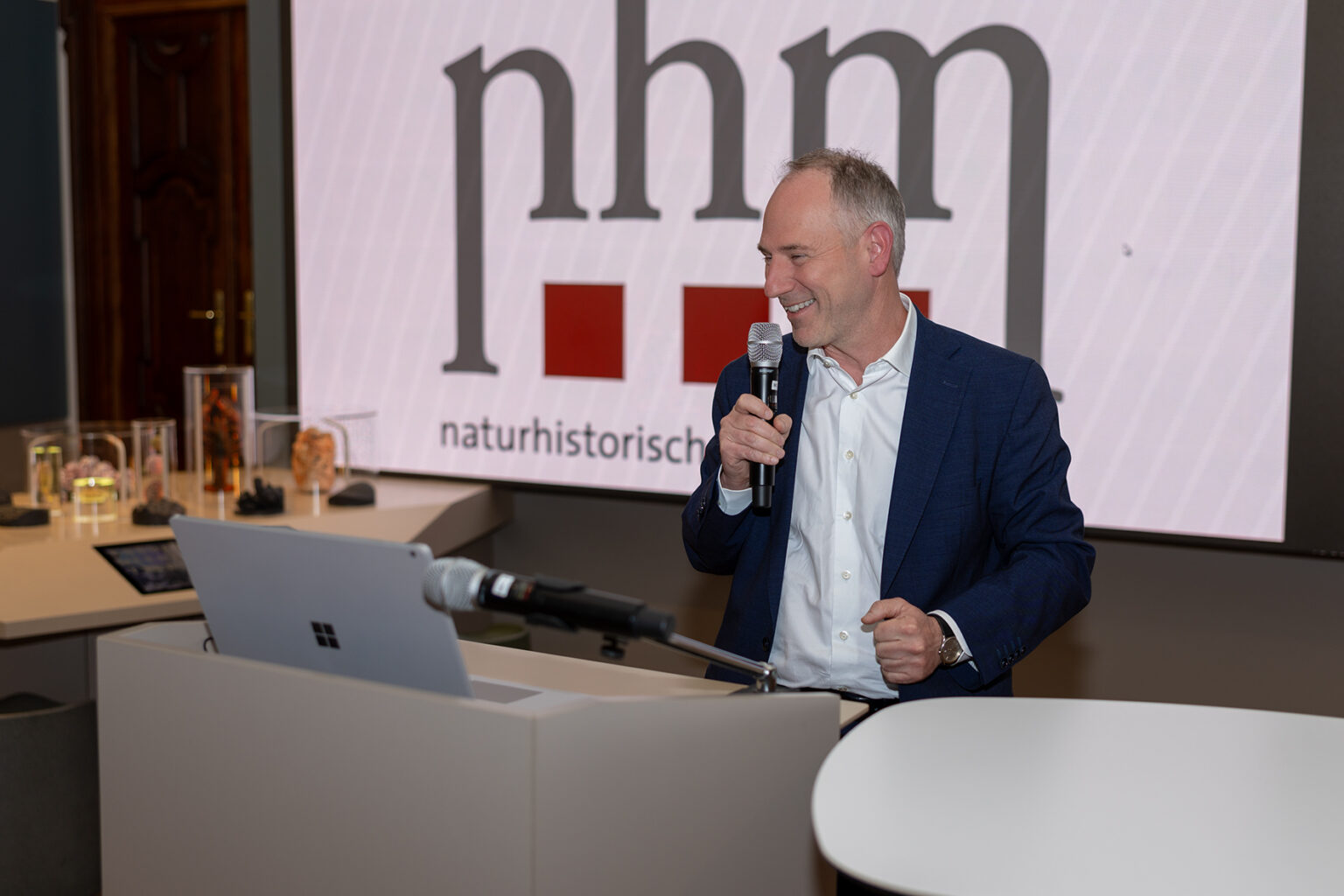 Markus Roboch spricht zu den Teilnehmerinnen und Teilnehmern des Netzwerktreffens