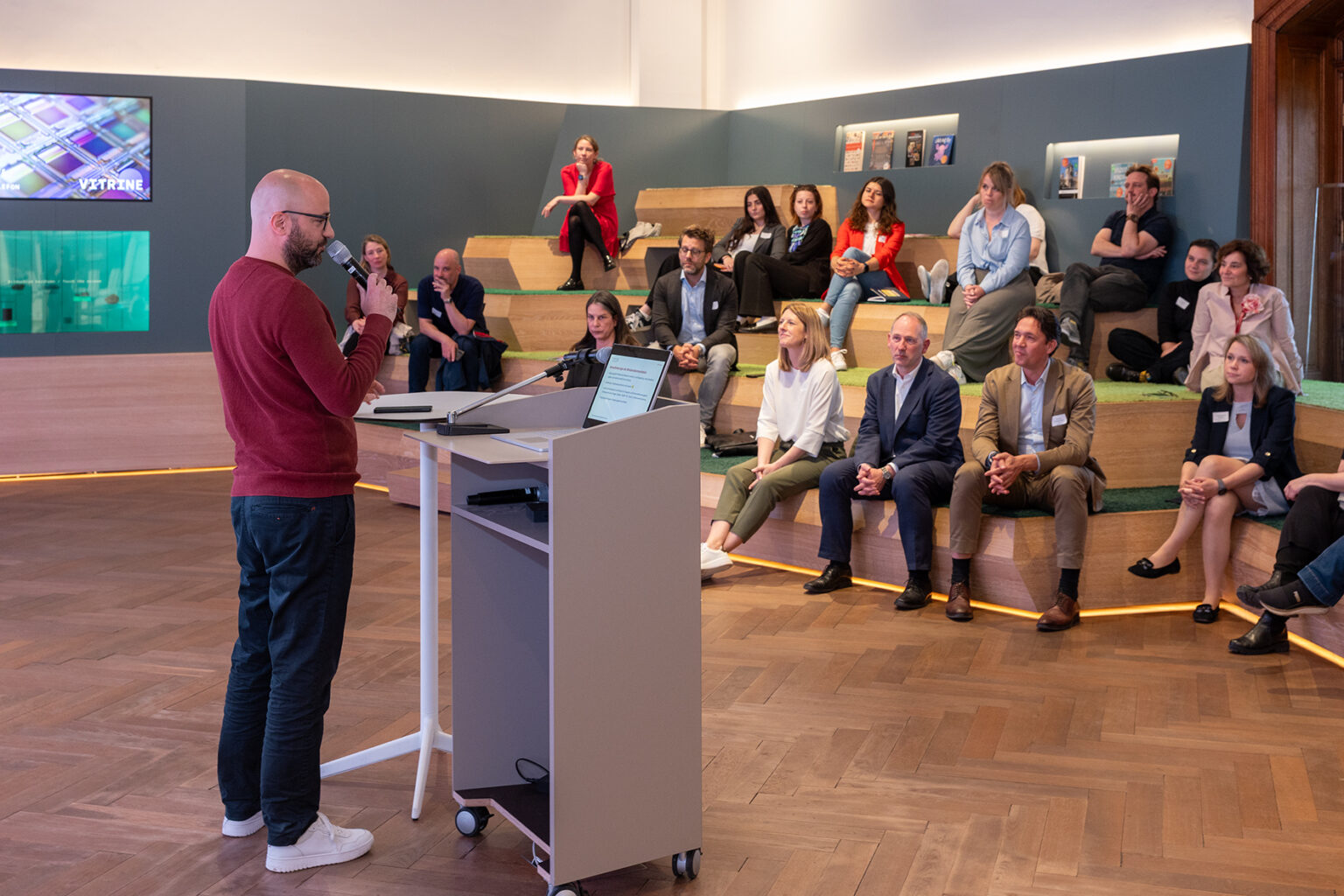 Christoph Heshmatpour spricht zu den Teilnehmerinnen und Teilnehmern des Netzwerktreffens